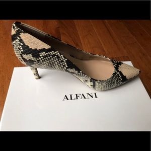 NWT - Beautiful Alfani natural snake skin heels